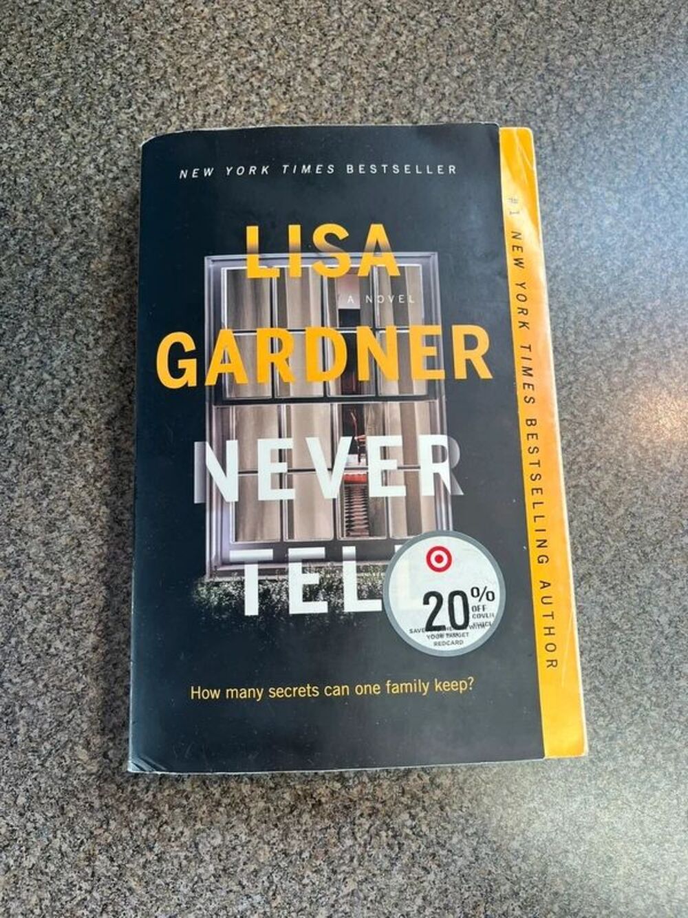 Never Tell by Lisa Gardner (paperback)
